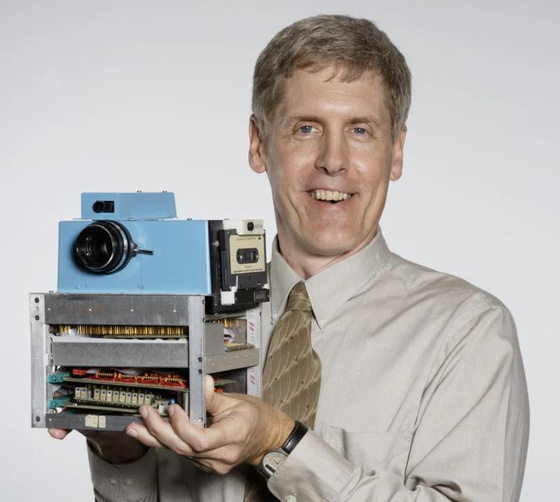 Steven Sasson s prototypom digitálneho fotoaparátu