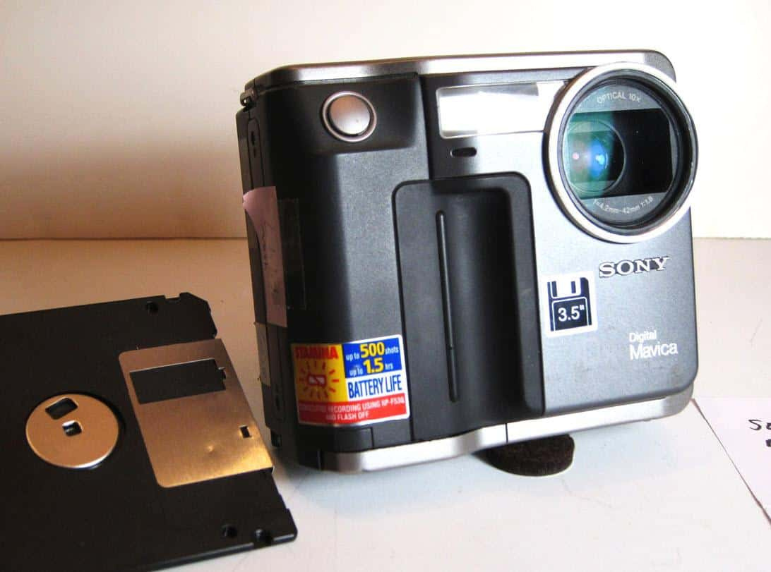 Starší digitálny fotoaparát a pamäťové médium